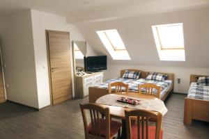 Apartment and rooms Maraton