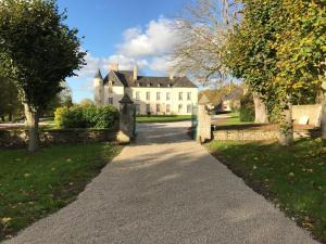 B&B / Chambres d'hotes Le Chateau d'Asnieres en Bessin : Chambre Double avec Salle de Bains Privative