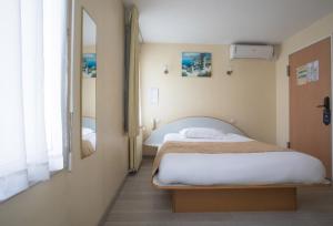 Hotels Hotel De Rosny : photos des chambres