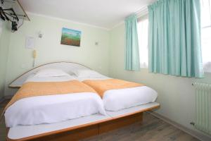 Hotels Hotel De Rosny : photos des chambres