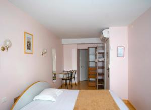 Hotels Hotel De Rosny : photos des chambres