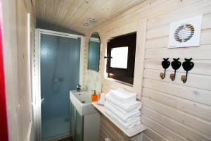 B&B / Chambres d'hotes Les Perelles : Roulotte 