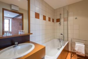 Hotels La Couronne : photos des chambres