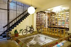Cao Ji Book Inn Hostel - Тайнань