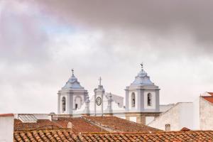 Rua 5 de Outubro, 47-49, 7000-854 Évora, Portugal.