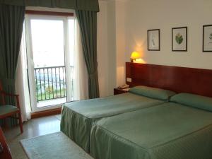 Twin Room with Extra Bed room in Hotel Bahía Bayona