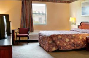 King Room - Non-Smoking room in Howard Johnson by Wyndham Lake City