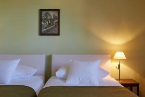 Standard Twin Room room in hotel brasserie au violon