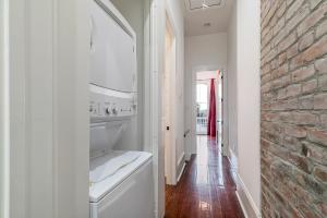 Charming 2BR on Carondelet by Hosteeva