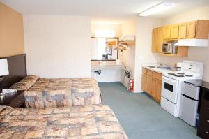 Queen Room with Two Queen Beds and Kitchen - Non-Smoking room in Best Budget Inn & Suites Kamloops