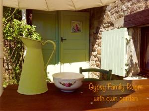 Appartements Domaine Charente - Familyroom Gypsy with garden (with external toilet & shower house) : photos des chambres