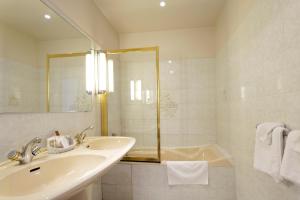 Hotels Chateau Des Bondons EI : photos des chambres