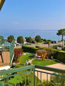 Camera Tripla con Balcone e Vista Lago