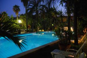 Garden hotel, 
Sicily, Italy.
The photo picture quality can be
variable. We apologize if the
quality is of an unacceptable
level.