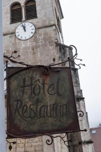 Hotels La Couronne : photos des chambres
