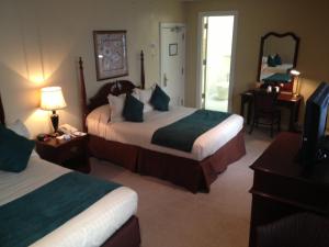 Queen Room with Two Queen Beds - Non-Smoking room in Missouri Athletic Club