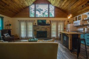 Heavens Hideaway- perfect getaway near the river!