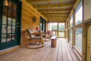 Heavens Hideaway- perfect getaway near the river!