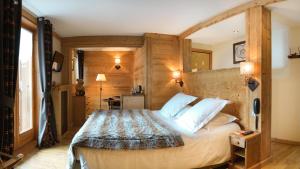 Junior Suite with Balcony - Mountain View room in Auberge du Manoir