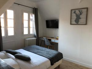 Hotels Les Inities : Chambre Double Supérieure - Vue sur Palais de Justice