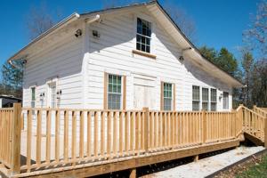 Deluxe Queen Studio  room in Swamp Rabbit Inn Travelers Rest