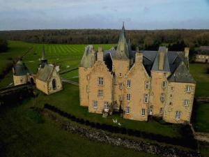 Pension Chateau de Bourgon Montourtier Frankreich