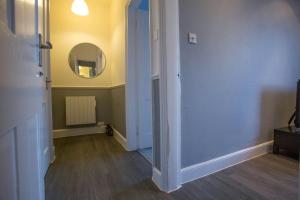 Stylish City Apartment - Near Haymarket, Walk to Castle and Princes Street