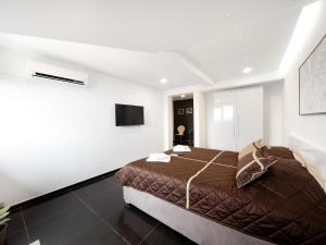 Deluxe Double Room (2 Adults + 1 Child) room in Agent Lux Apartments