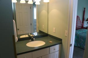 Six-Bedroom Apartment room in Sundown Home