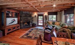 Four-Bedroom House room in Weil Luxury Vacation Cabin