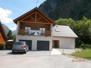 Chalets #Lemasdoisans au pied de l'Alpe d'Huez via Bourg d'Oisans le perce neige : photos des chambres