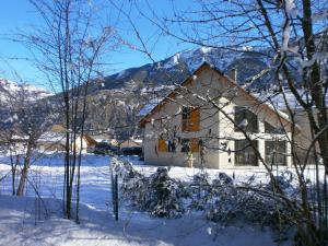 Chalets #Lemasdoisans au pied de l'Alpe d'Huez via Bourg d'Oisans le perce neige : photos des chambres