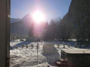 Chalets #Lemasdoisans au pied de l'Alpe d'Huez via Bourg d'Oisans le perce neige : photos des chambres