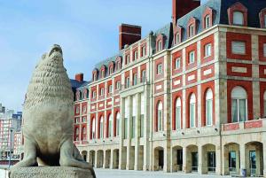 Departamento completo centro frente a la playa y Casino central 2 amb luminosos