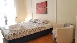 Menta errathens Apartment - Athens Center, 5 BD, 2 BATH - Attikí