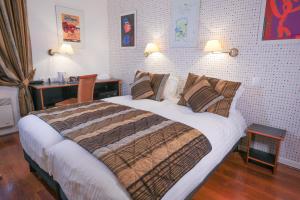 Hotels Hotel Restaurant Des Remparts : photos des chambres