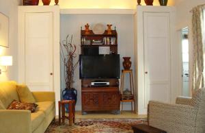One-Bedroom House room in Jingle Bells Square Cottage-Historic District-Bright- Fireplace