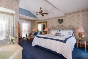 King Room with Spa Bath room in Sutherland House Victorian Bed and Breakfast