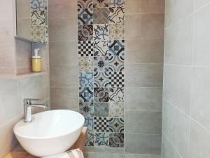 Urban Art Experience with Acropolis View