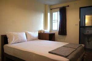 Standard Double Room with Fan room in Samsen Sam Place