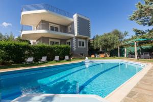 Ferienhaus Villa with Pool close to the Airport, Vari 290m² Vari Griechenland