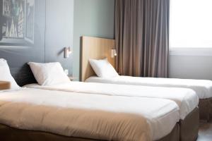 Hotels B&B HOTEL CHARTRES Oceane : Chambre Triple Classique
