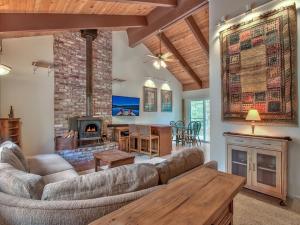Two-Bedroom House room in Cozy Tahoe Cabin Heavenly & Lakefront