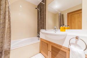 Falesia Apartment by LovelyStay