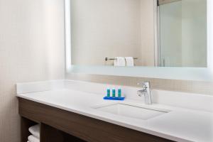 Holiday Inn Express & Suites - Columbus Airport East by IHG