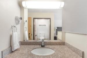 King Room - Non-Smoking room in Super 8 by Wyndham Cleveland TX
