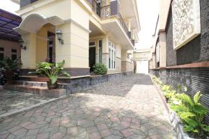 RedDoorz Plus near STIE YKPN