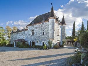 Maisons de vacances Grand Castle in Saint Caprais de Lerm with Sauna Bubble Bath : photos des chambres