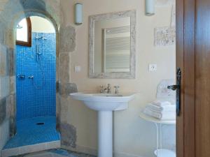 Maisons de vacances Grand Castle in Saint Caprais de Lerm with Sauna Bubble Bath : photos des chambres