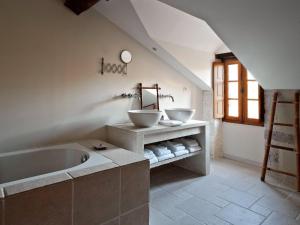 Maisons de vacances Grand Castle in Saint Caprais de Lerm with Sauna Bubble Bath : photos des chambres